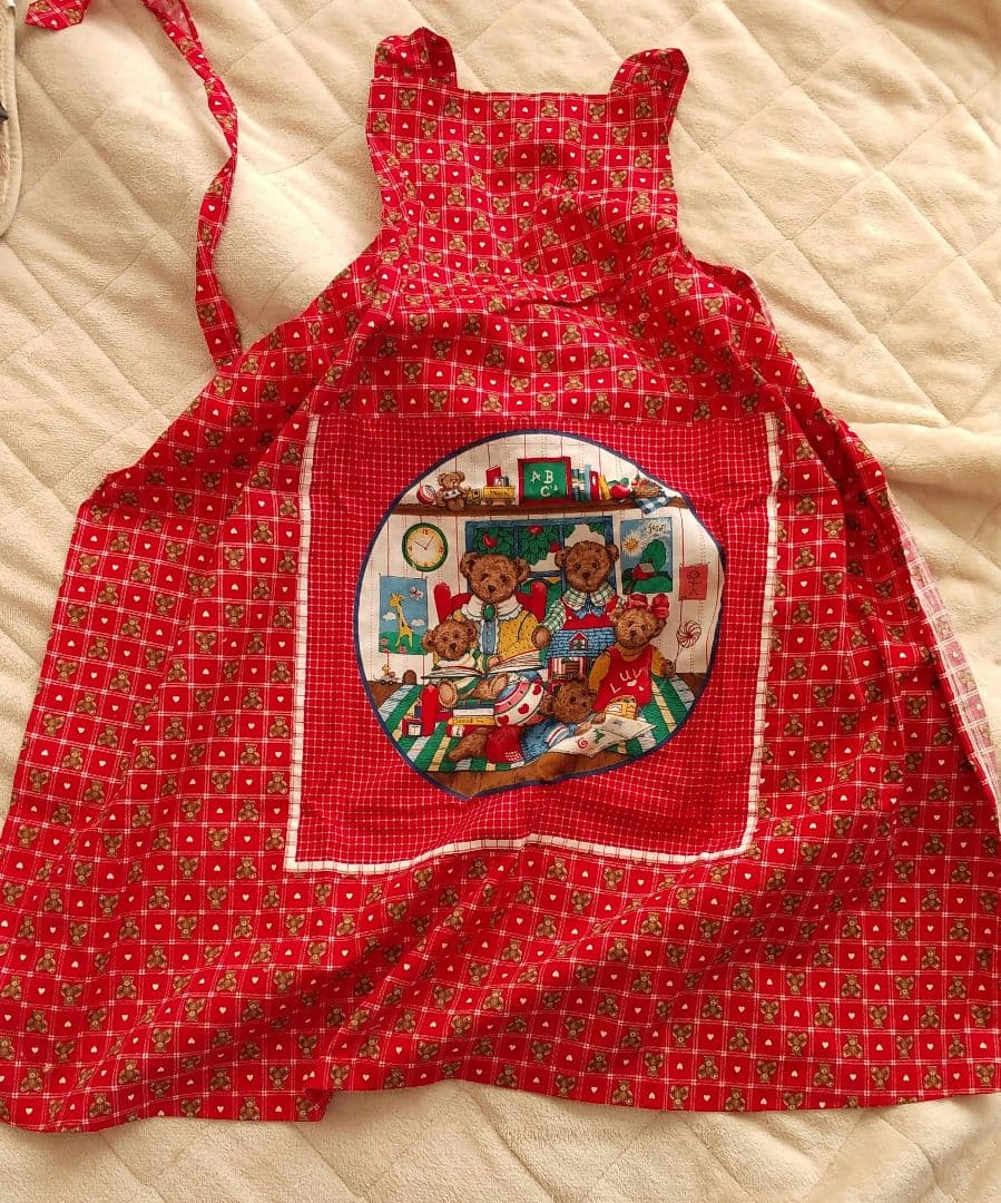 テディベアミュージアム　クマのイラスト付き赤いエプロン