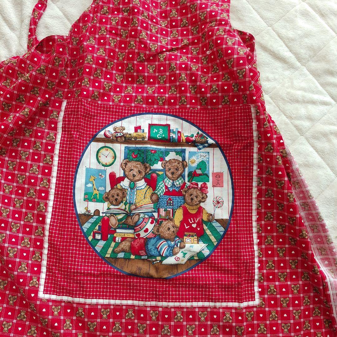 テディベアミュージアム　クマのイラスト付き赤いエプロン