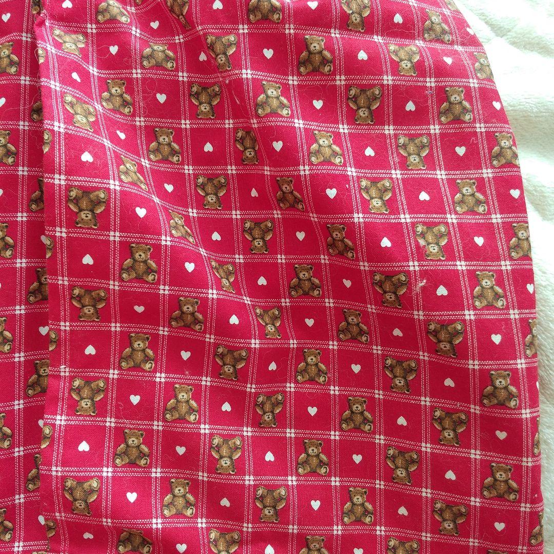 テディベアミュージアム　クマのイラスト付き赤いエプロン