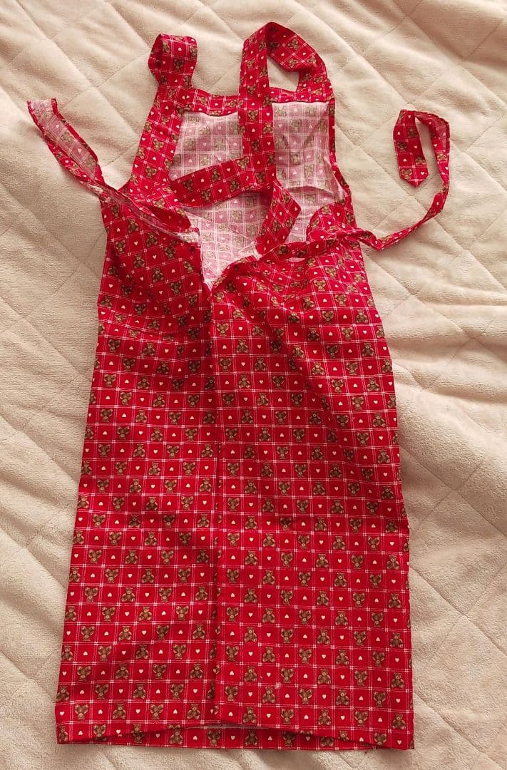 テディベアミュージアム　クマのイラスト付き赤いエプロン