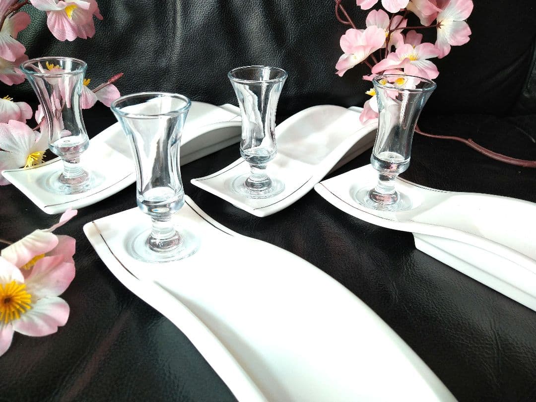 ♥素敵な演出♥【豪華に８角切子グラス】♥【2ステージ演出素敵な白長皿】ダブル４組