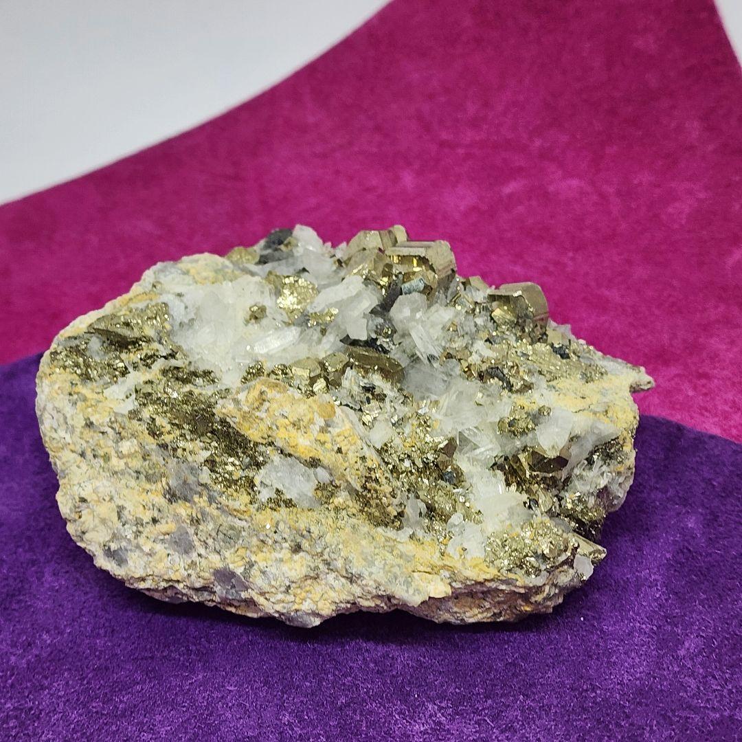 キラキラのパイライトとクリスタル水晶の共生 原石！