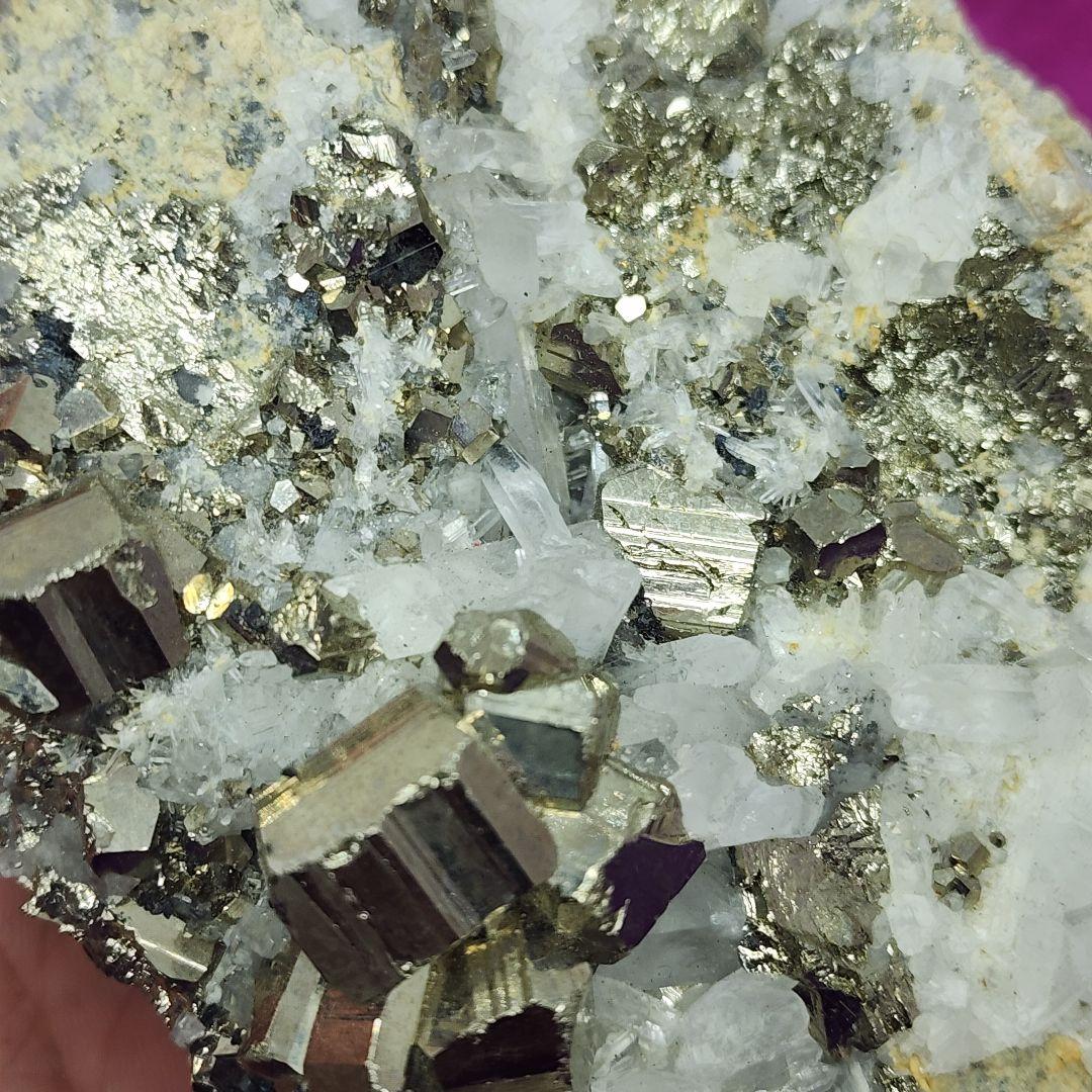 キラキラのパイライトとクリスタル水晶の共生 原石！