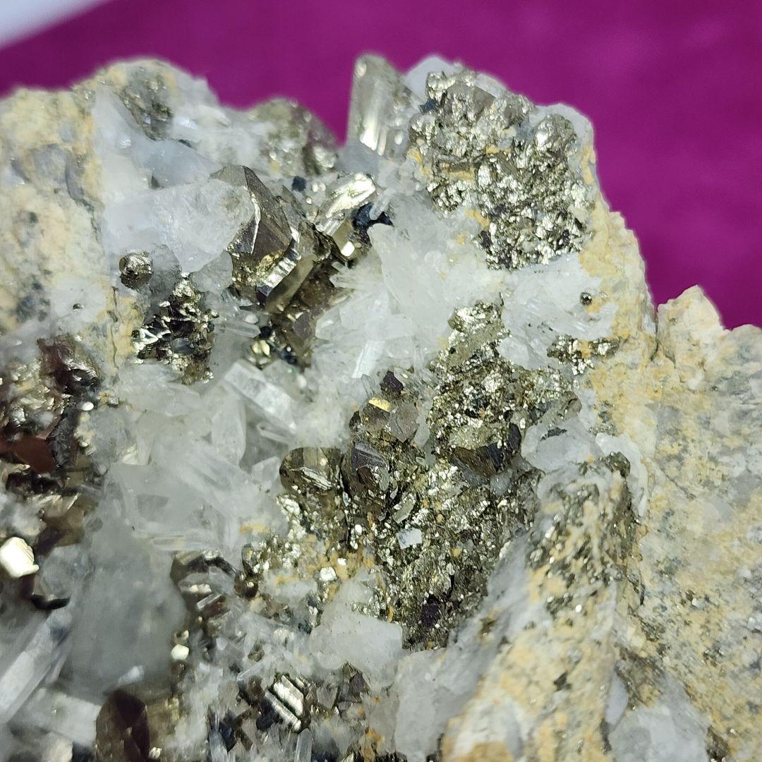 キラキラのパイライトとクリスタル水晶の共生 原石！