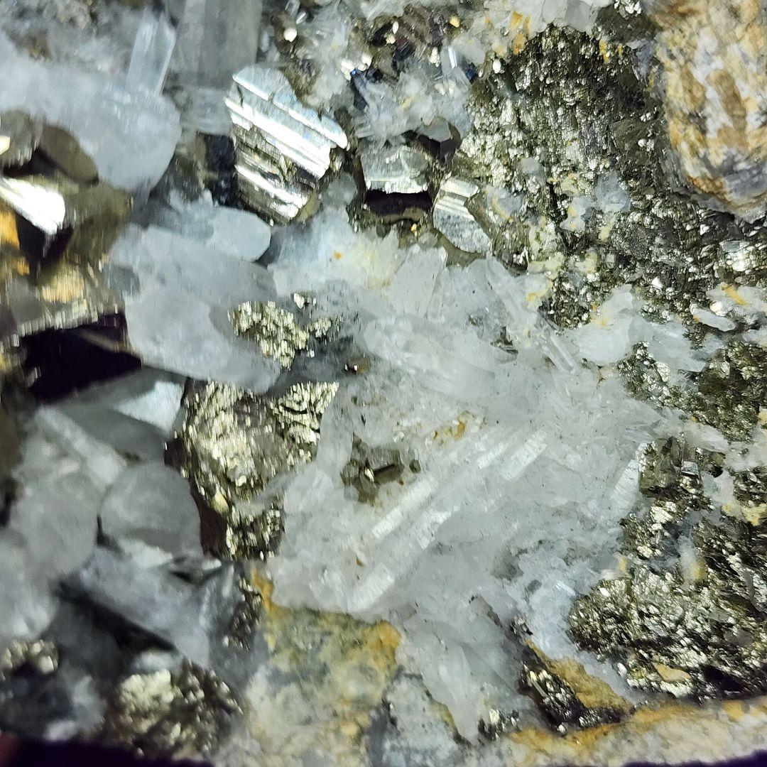 キラキラのパイライトとクリスタル水晶の共生 原石！