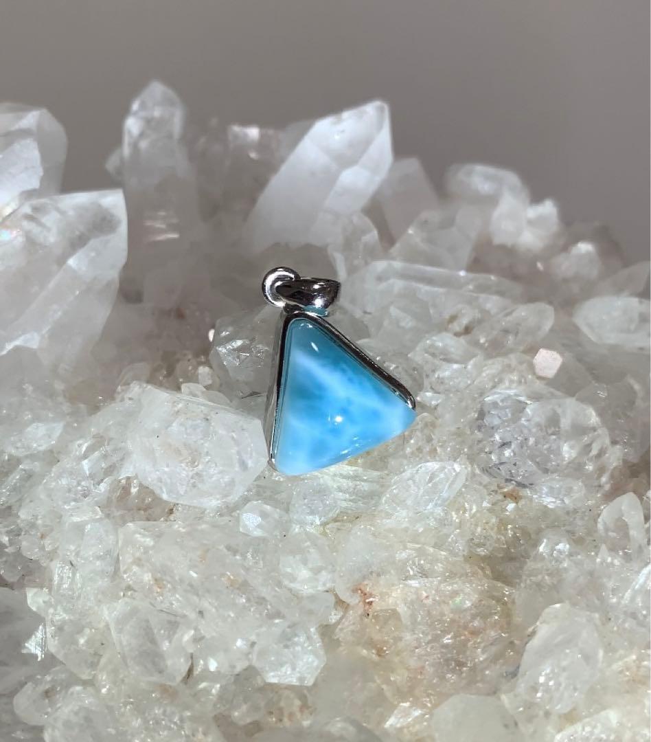 ★高品質★ ラリマー　トライアングル型　ペンダントトップ