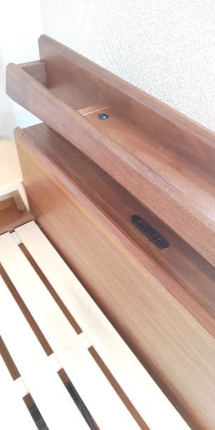 マニエSベッド すのこ(少し色がついてます写真有) 枕元2口電源 書棚有