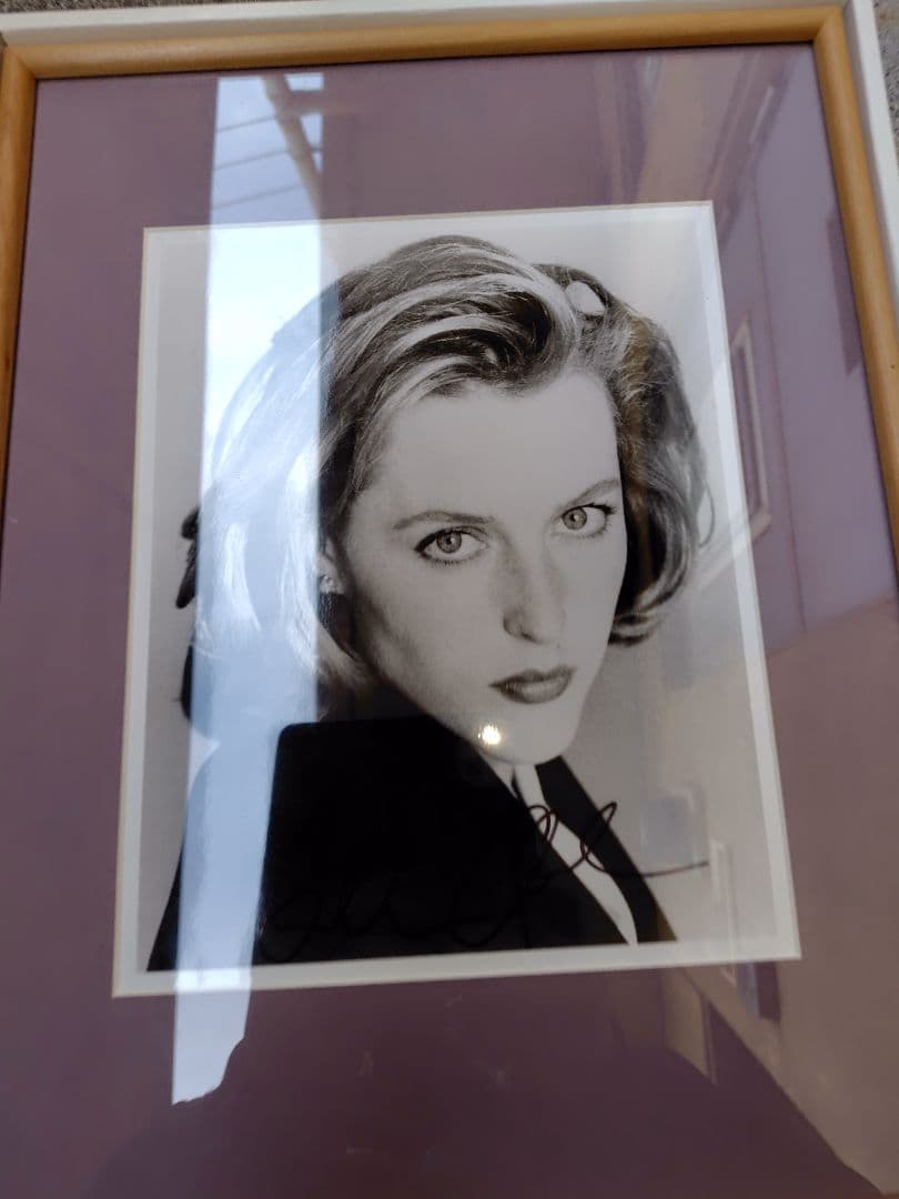 ジリアン アンダーソン直筆サイン入り写真額装【証明写真付き本物証明書付き⠀】