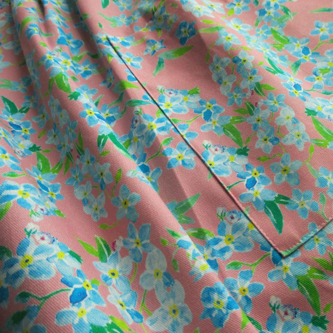 Vラインのワンピースのようなエプロン