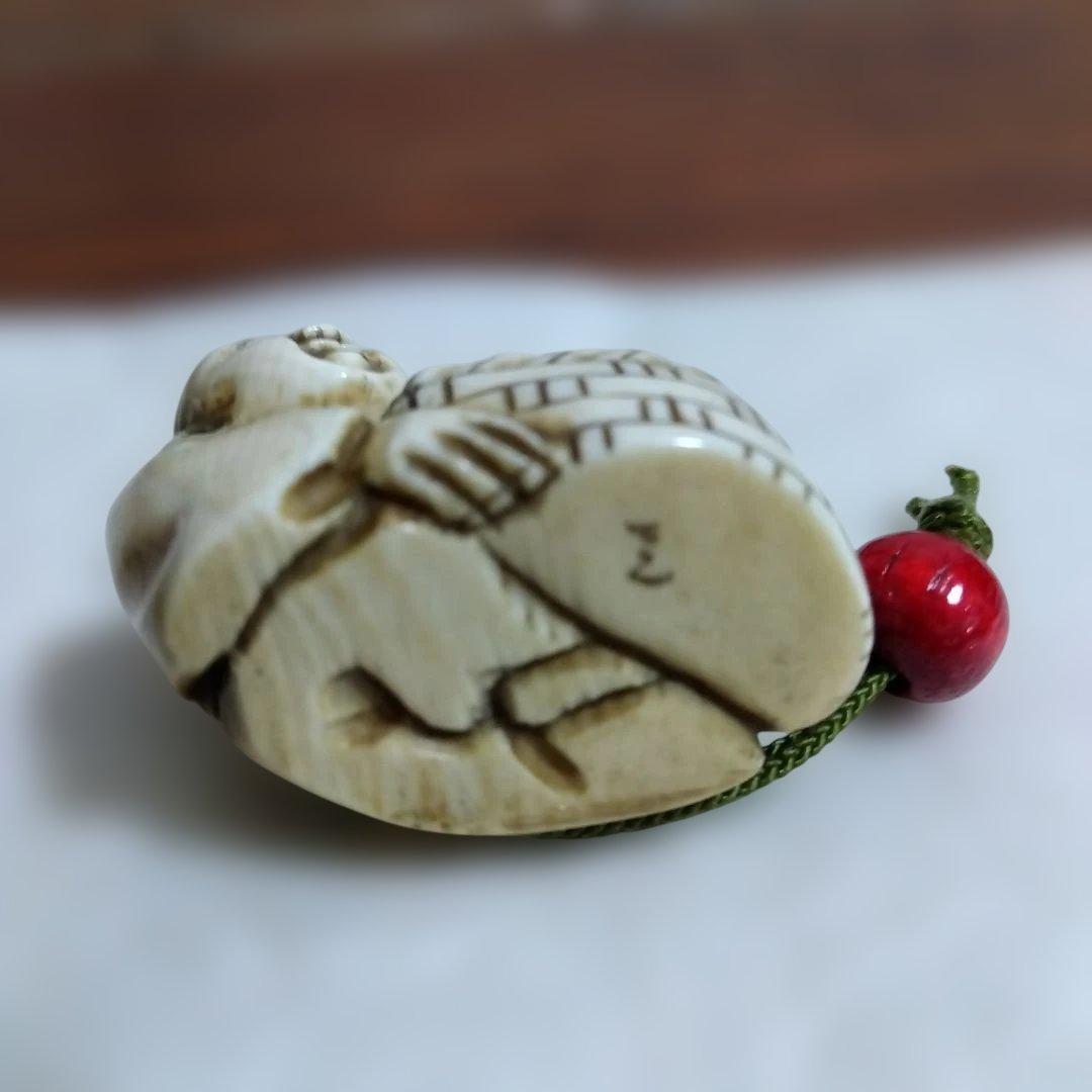 根付　庄屋の主人？　天然素材　動物の牙や角、骨？　銘有り(芝？)　美品