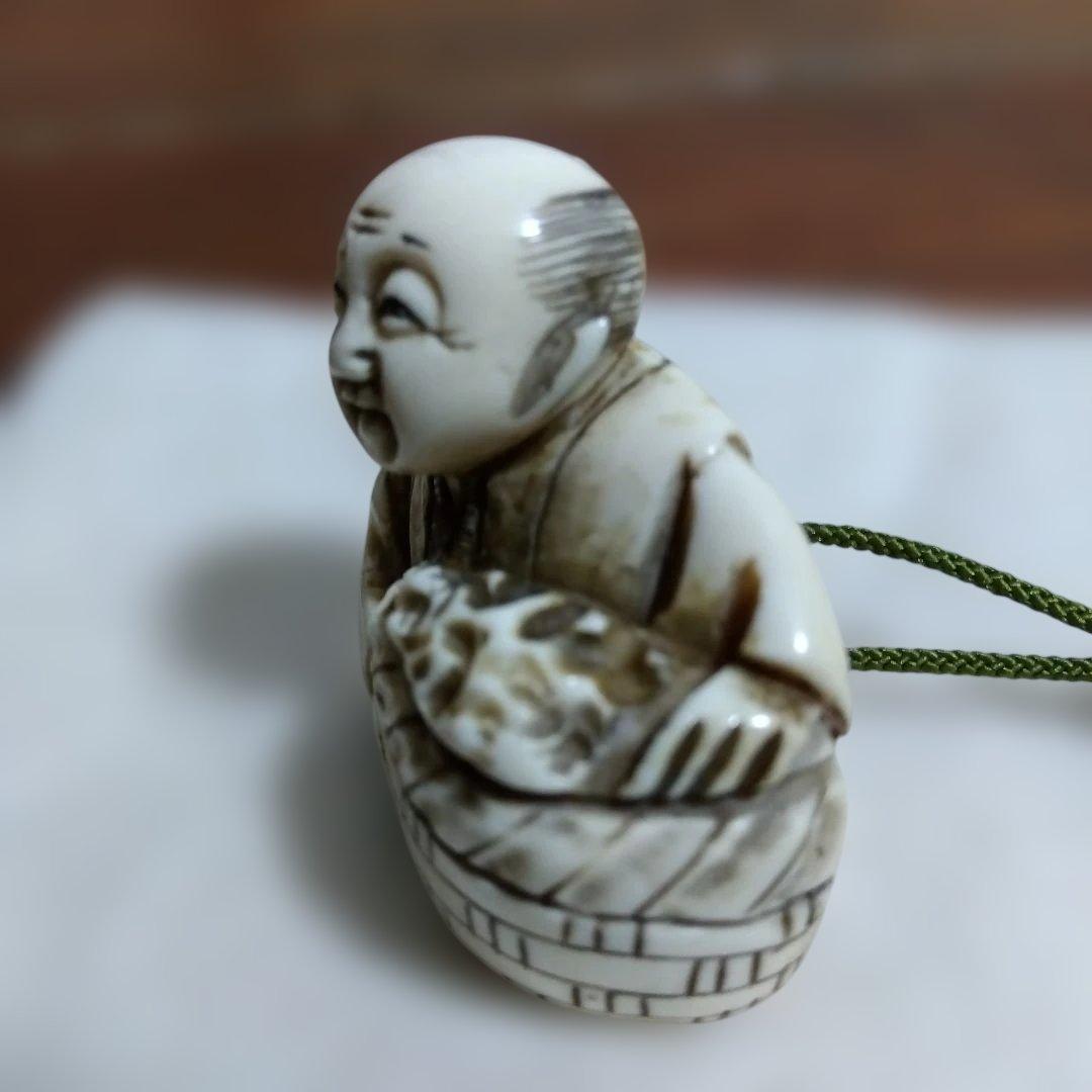 根付　庄屋の主人？　天然素材　動物の牙や角、骨？　銘有り(芝？)　美品