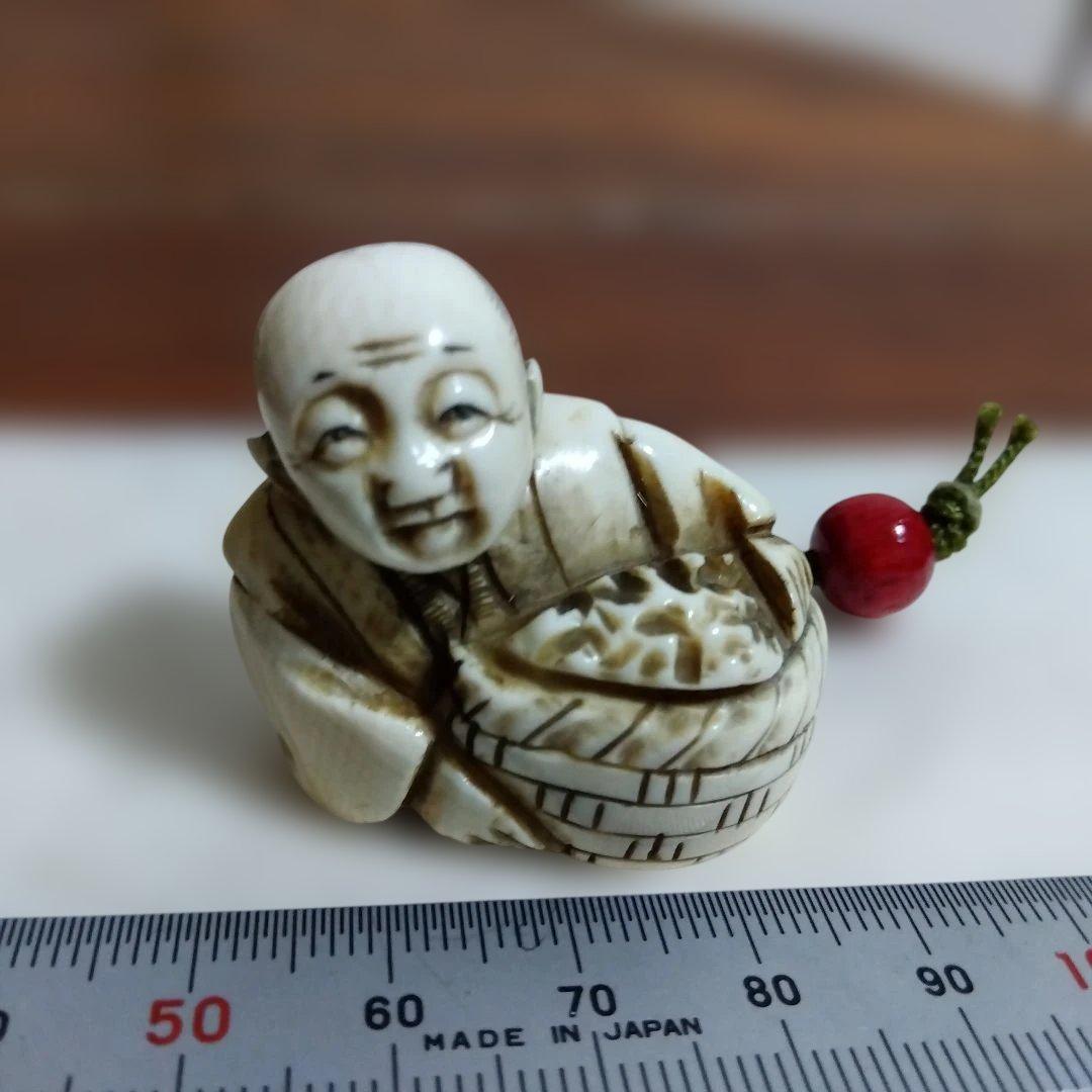 根付　庄屋の主人？　天然素材　動物の牙や角、骨？　銘有り(芝？)　美品