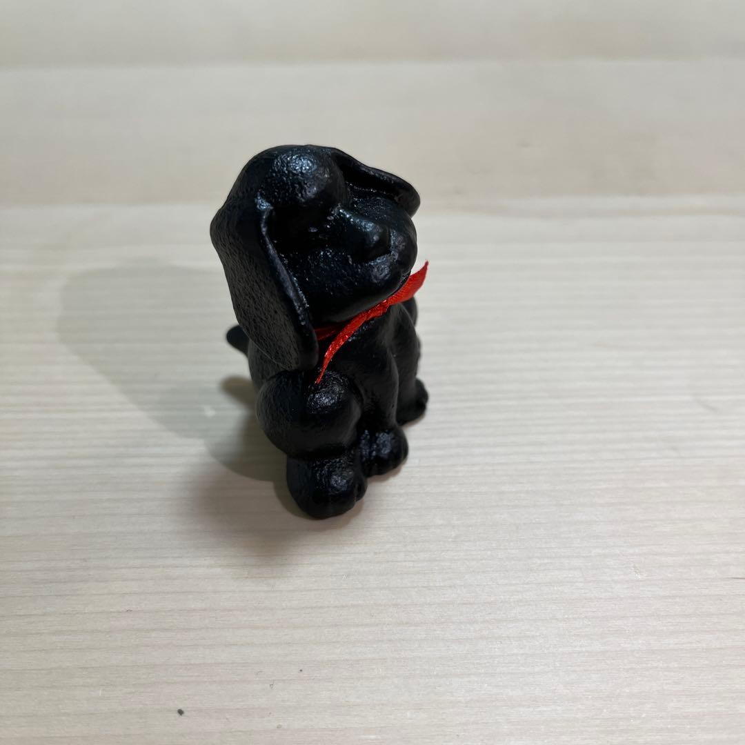 黒い犬の置物 赤いリボン付き