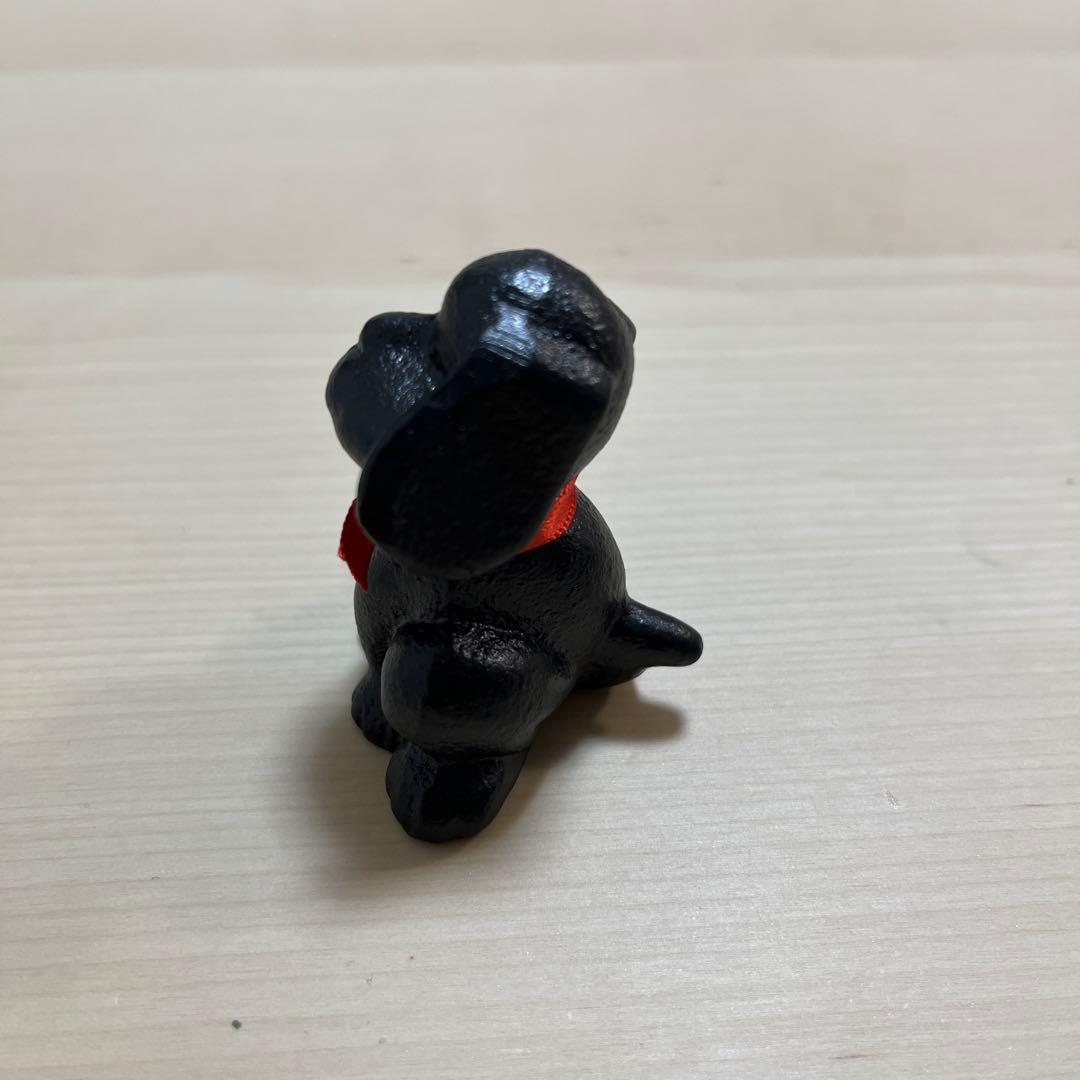 黒い犬の置物 赤いリボン付き