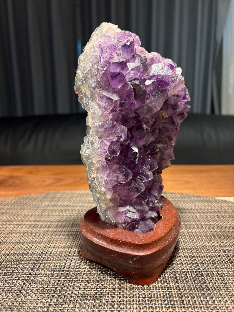 アメジスト 原石 1.35kg (台座付き)