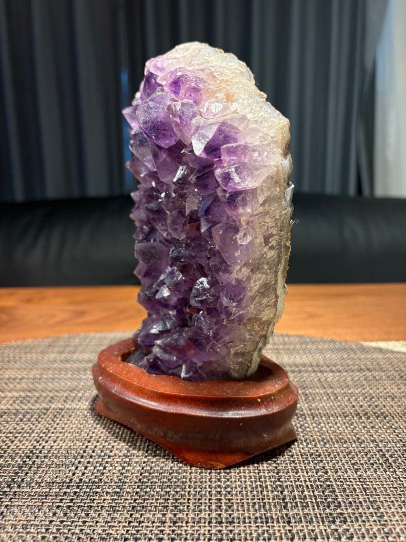 アメジスト 原石 1.35kg (台座付き)