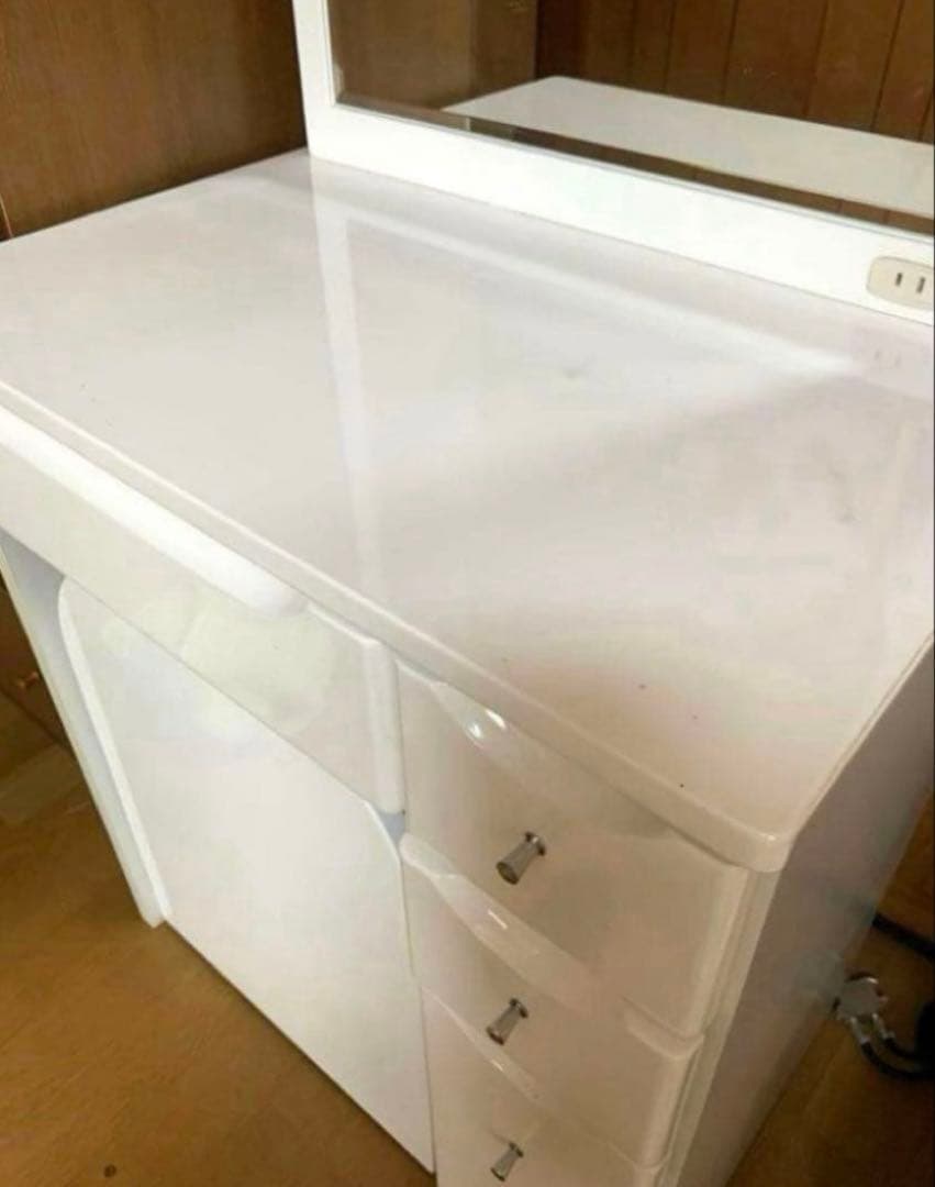 ホワイトドレッサー ミラー付き 引き出し3つ