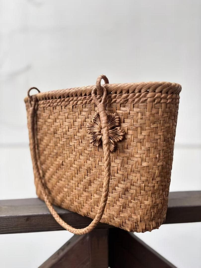 山葡萄籠バッグ　かごバッグ　網代編み　花編み　肩掛けタイプ　オリジナルデザイン