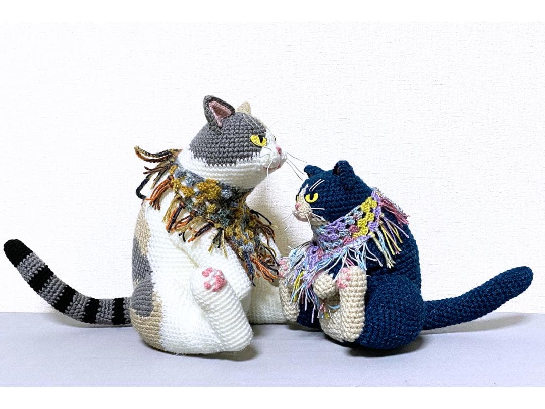 【津波ページ】まんまる猫背の三毛猫さんとビンテージカラー猫さんのあみぐるみ
