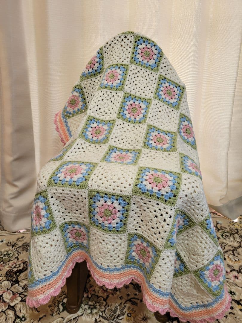 グラニースクエアモチーフ(ピンク花)のブランケット・マルチカバー