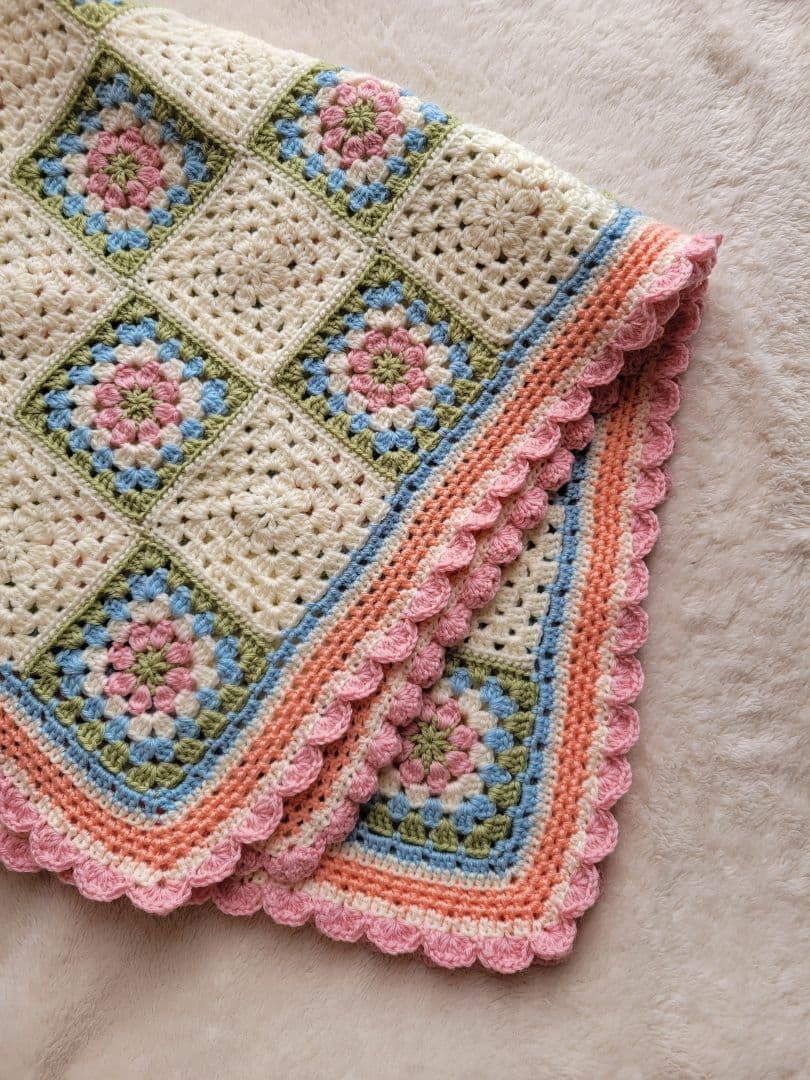 グラニースクエアモチーフ(ピンク花)のブランケット・マルチカバー