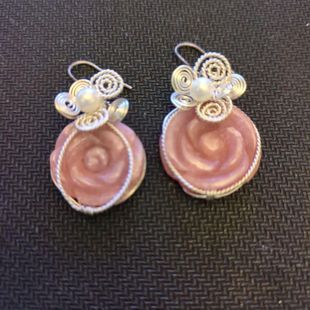 天然石　ローズクォーツ　薔薇のピアス　作家さんのハンドメイド作品