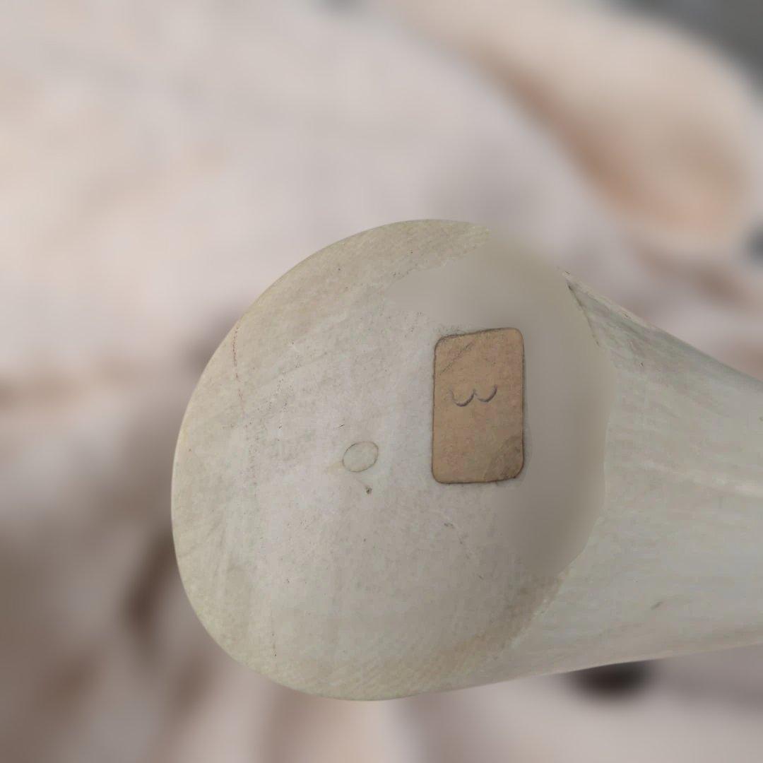 象牙風の置物 木製台座付き