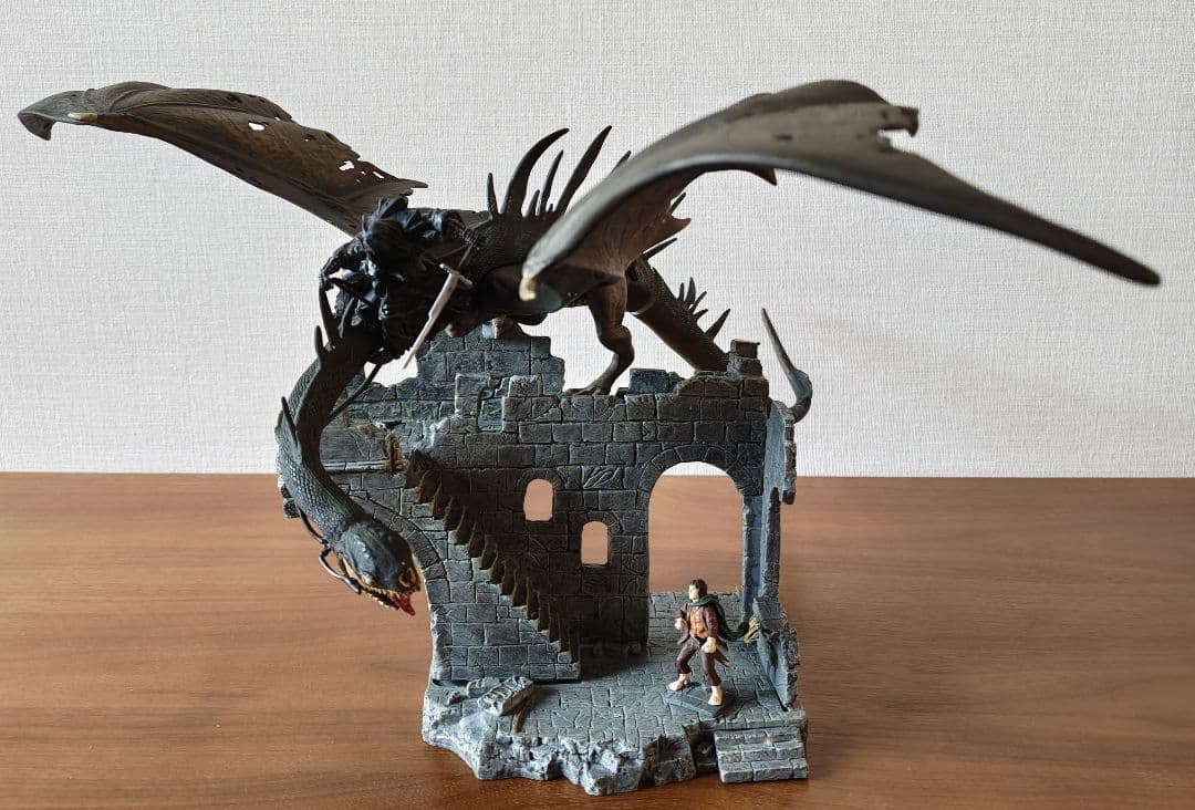 ロード・オブ・ザ・リング《フロドを襲う 翼竜とナズグル 》 大型フィギュア