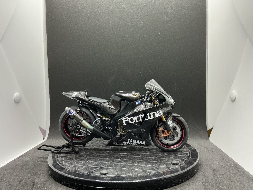 ④ テスト車両　ヤマハYZR-M1 #７カルロスチェカ　カーボン風外装プラモデル