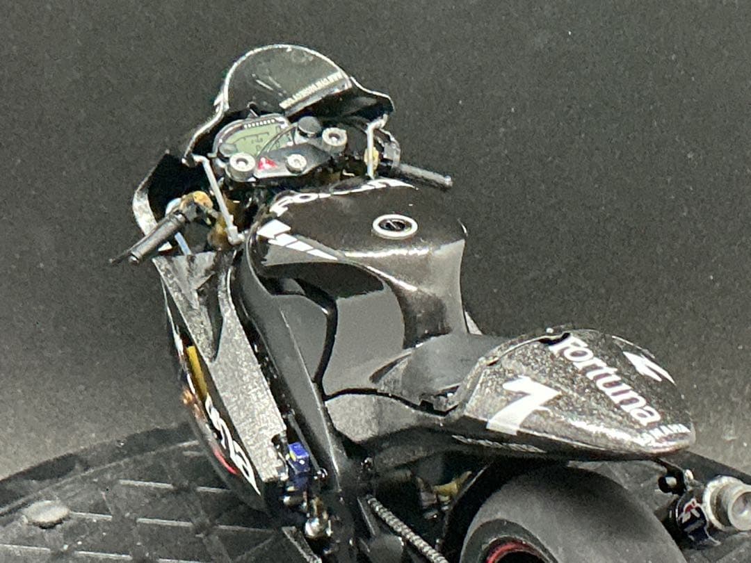 ④ テスト車両　ヤマハYZR-M1 #７カルロスチェカ　カーボン風外装プラモデル