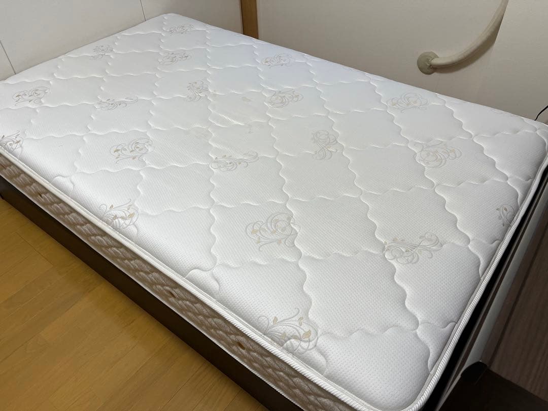 セミダブルベットフレーム・マットレス