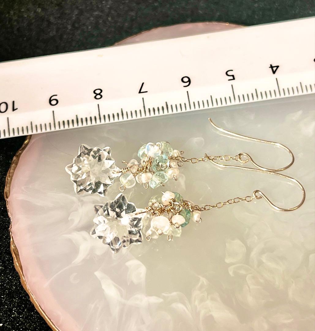 水晶の雪の結晶ピアス