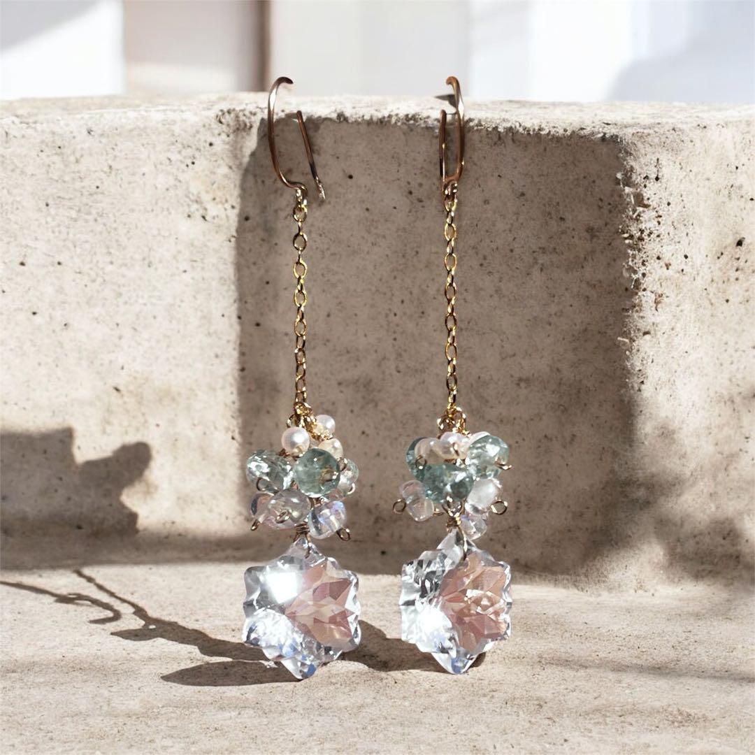 水晶の雪の結晶ピアス