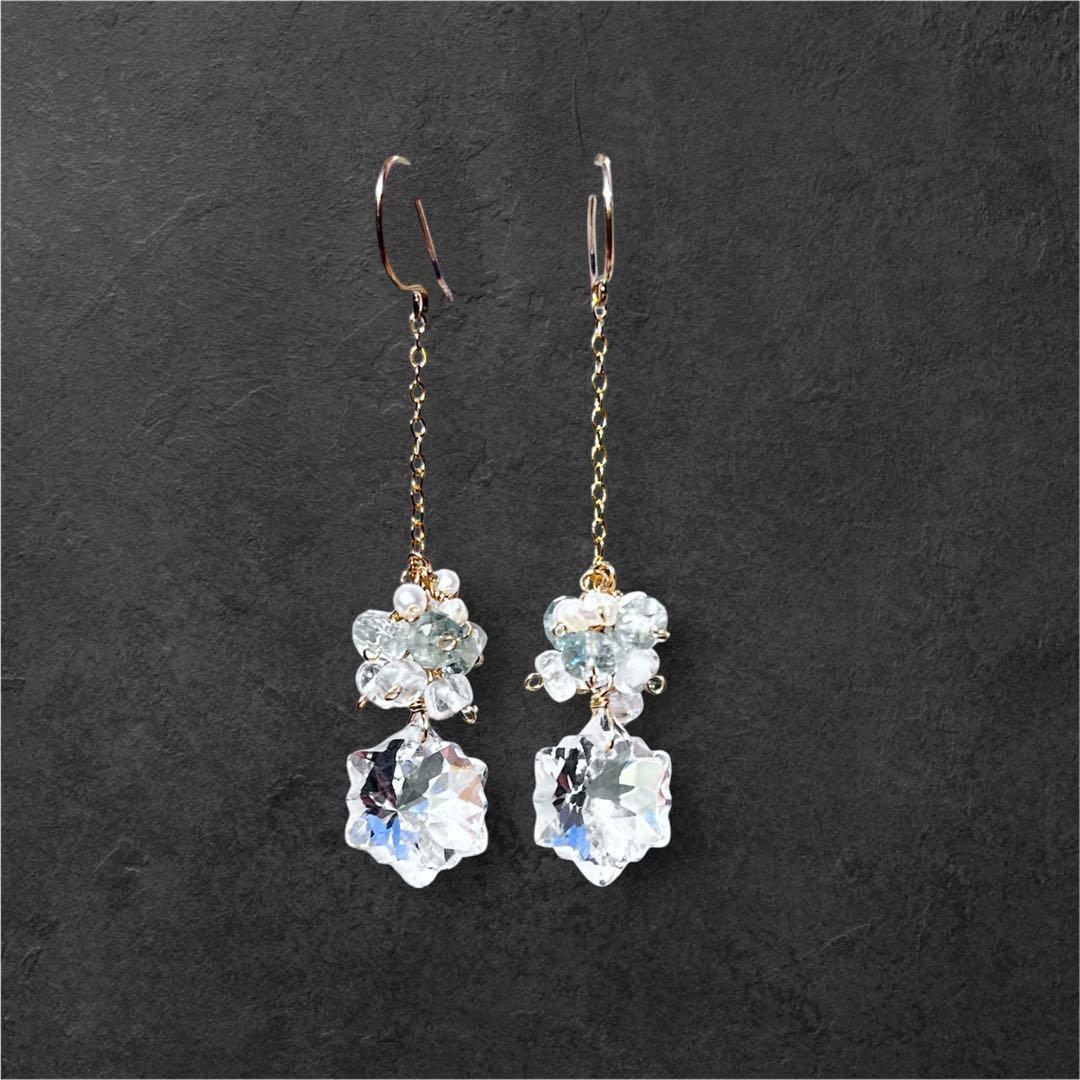 水晶の雪の結晶ピアス