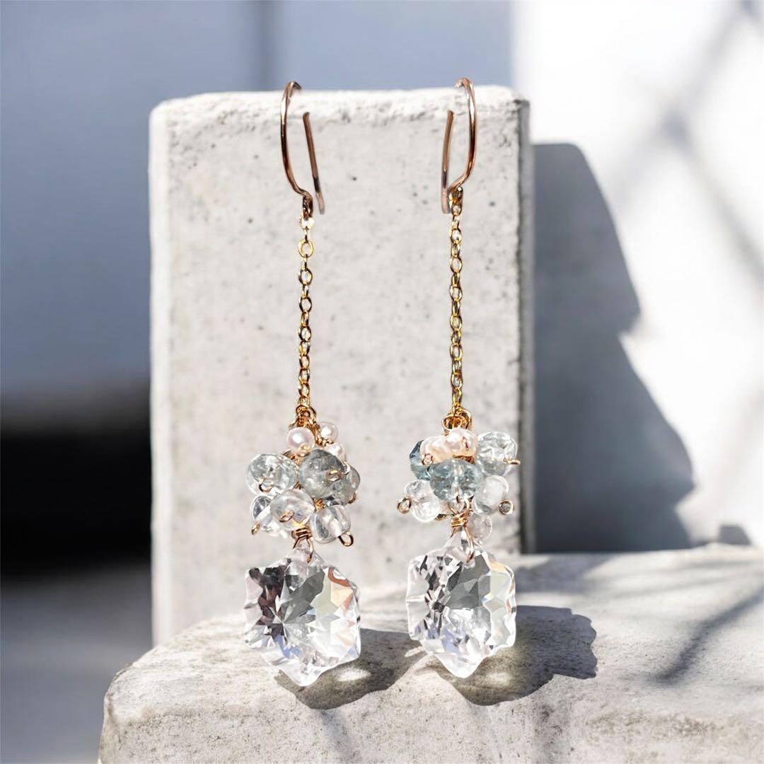 水晶の雪の結晶ピアス