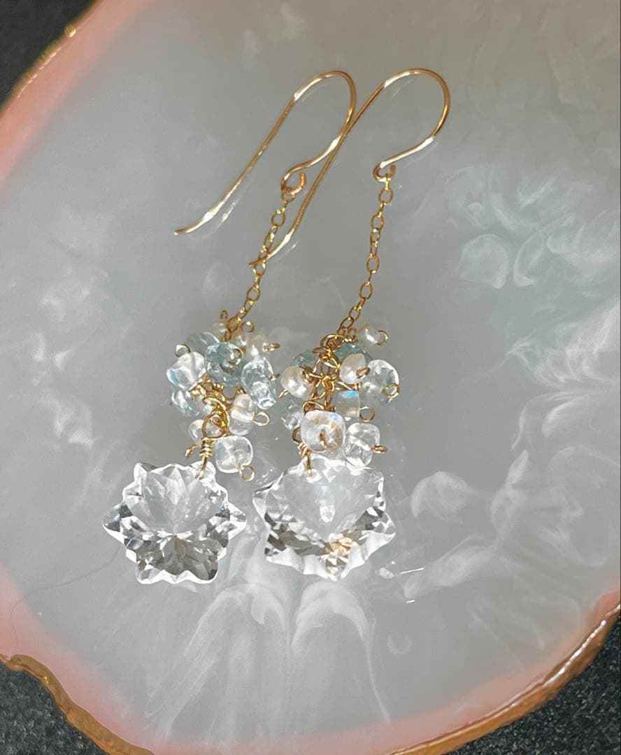 水晶の雪の結晶ピアス