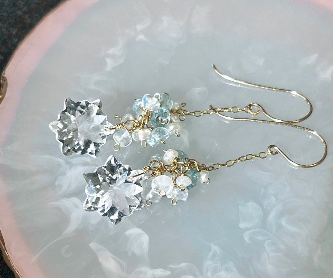 水晶の雪の結晶ピアス