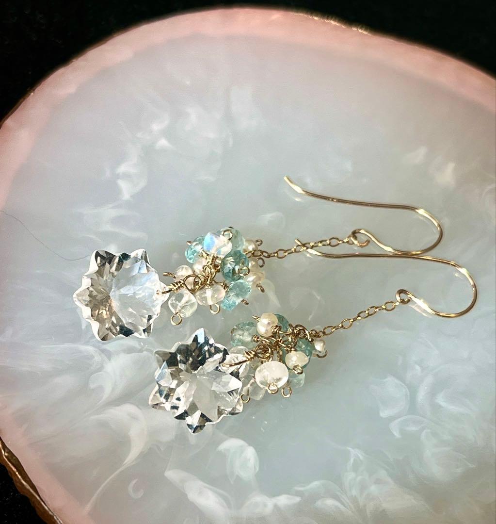 水晶の雪の結晶ピアス