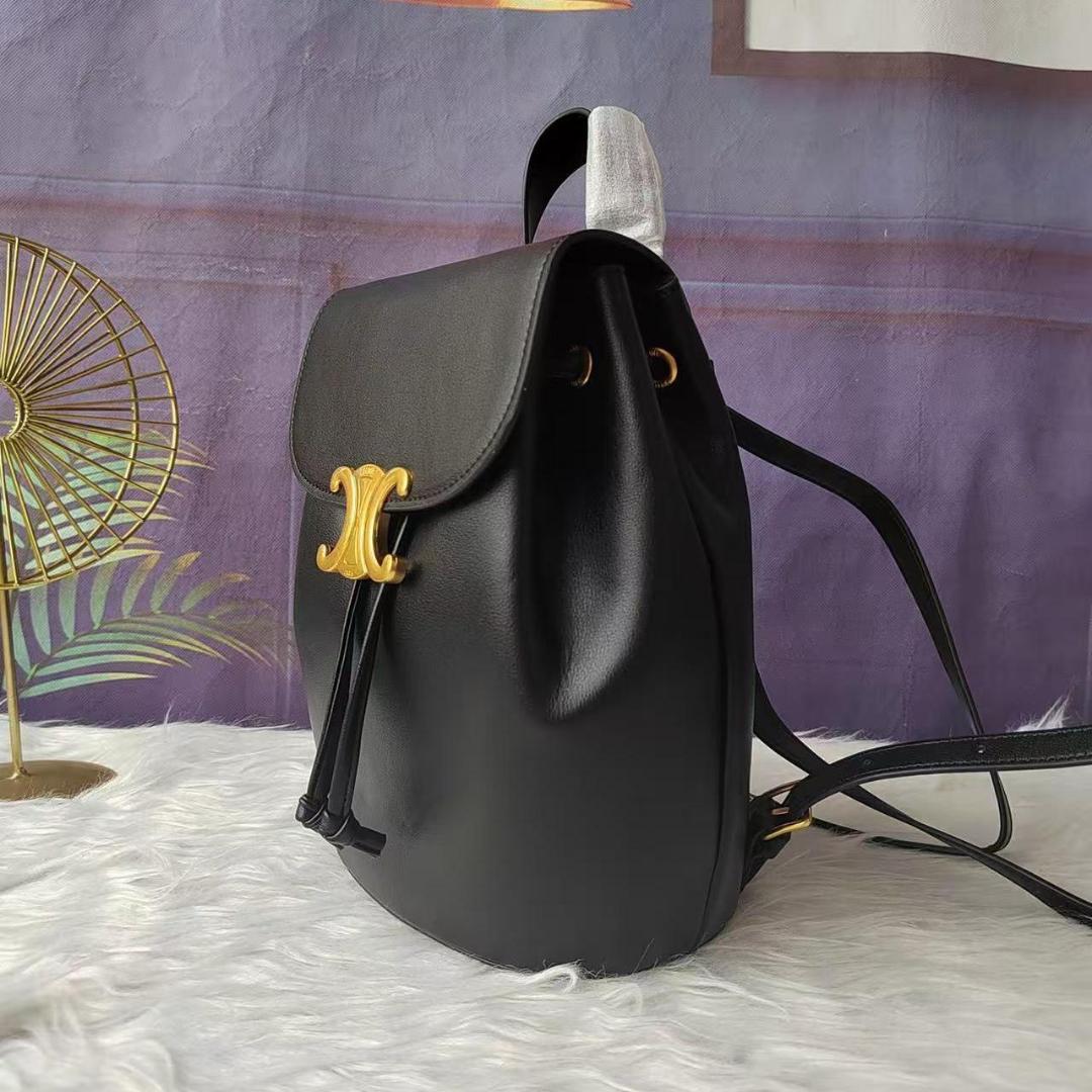 Triomphe 黒いフラップ式リュック