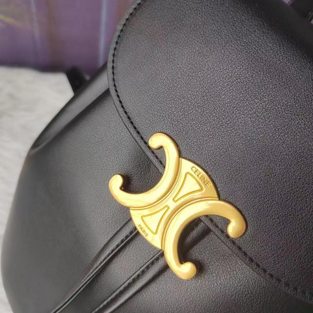 Triomphe 黒いフラップ式リュック