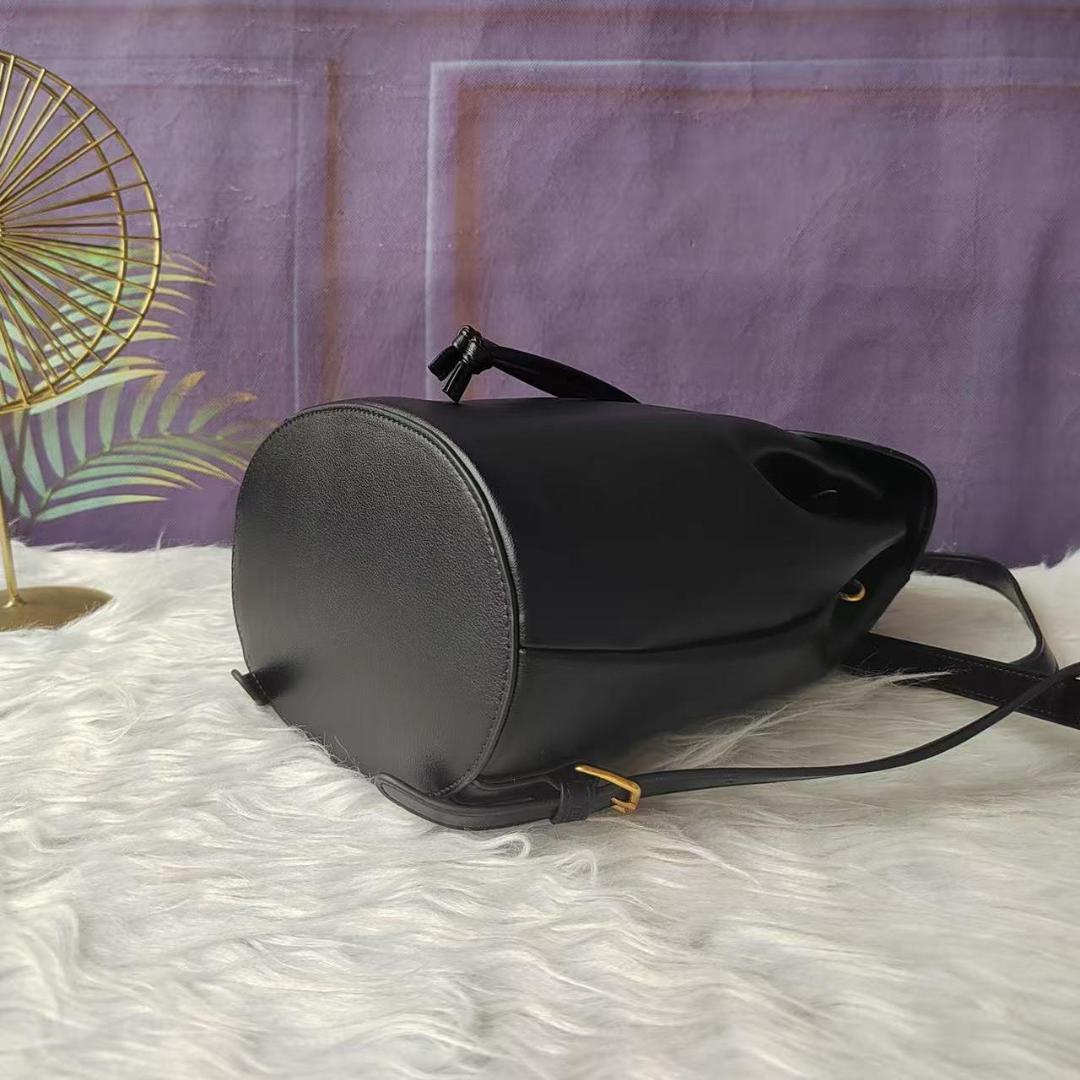 Triomphe 黒いフラップ式リュック