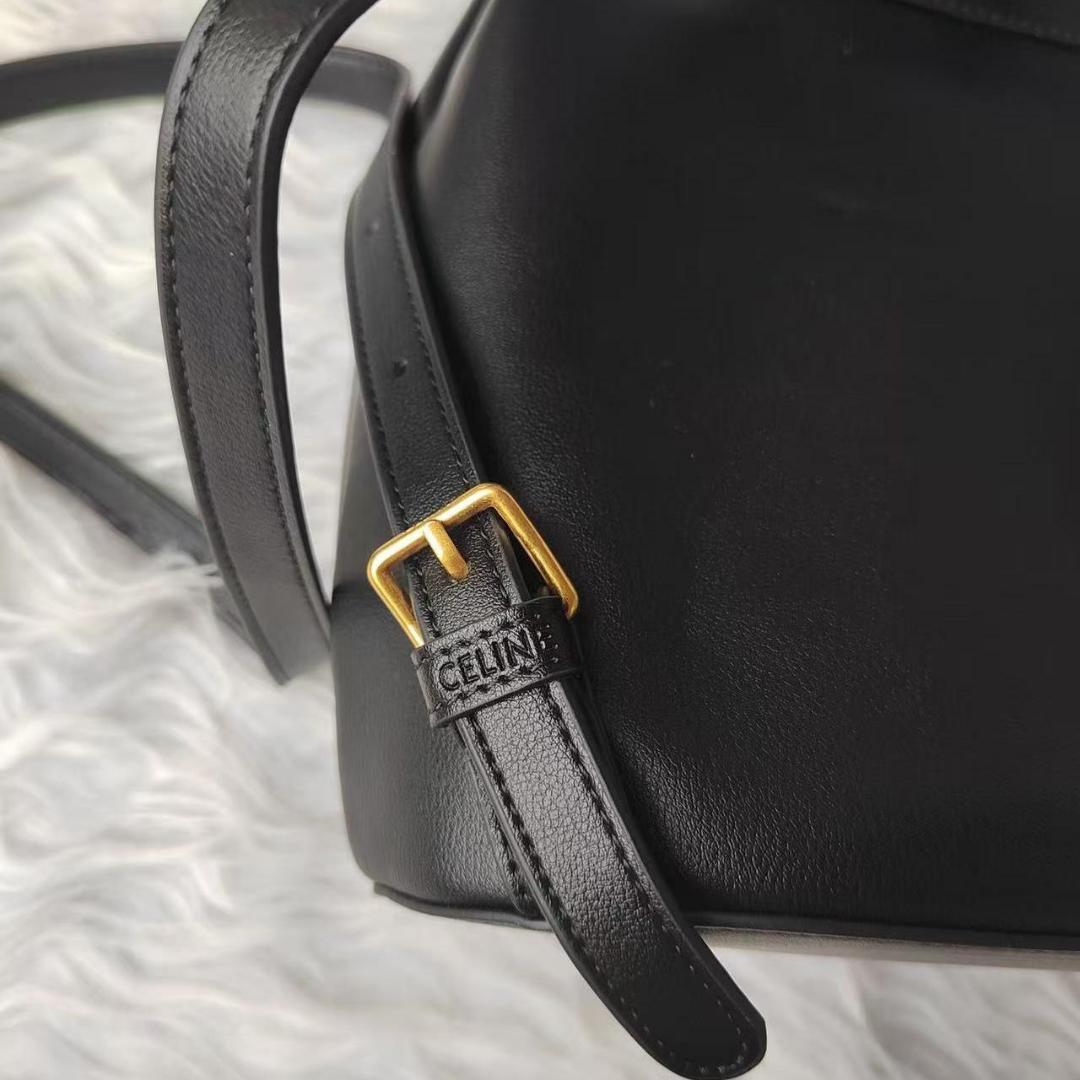 Triomphe 黒いフラップ式リュック