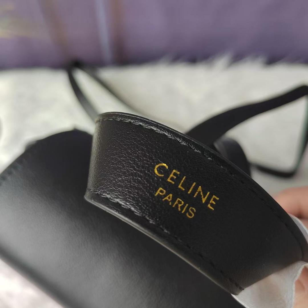 Triomphe 黒いフラップ式リュック