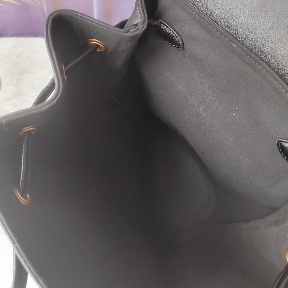 Triomphe 黒いフラップ式リュック