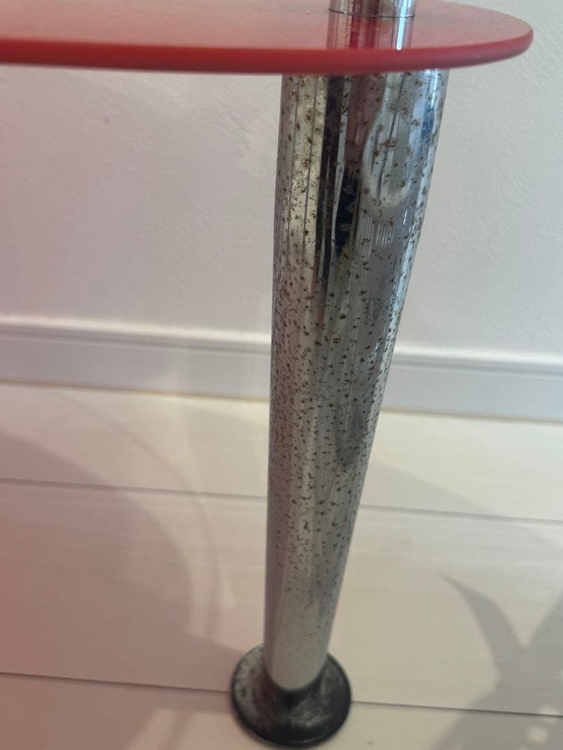 赤いガラス天板のセンターテーブル