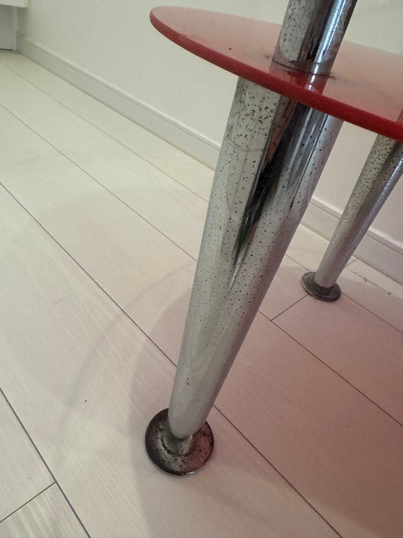 赤いガラス天板のセンターテーブル