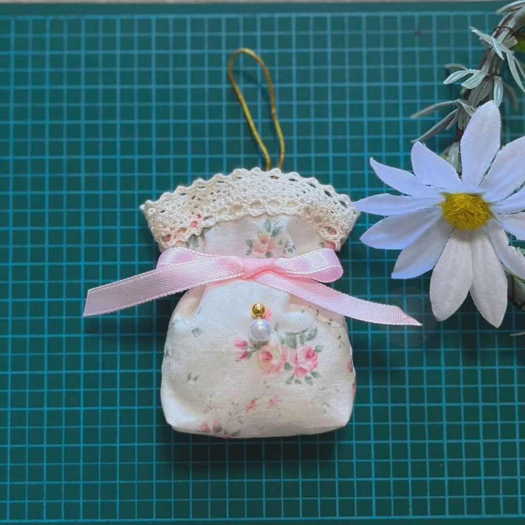 2309-108 ミニストラップサシェ 香り袋 かわいい小花柄⑮ オフ白 ローズ