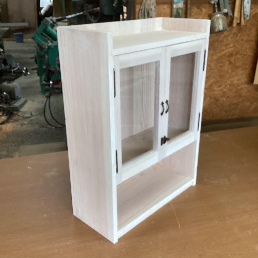 とってもオシャレ　木製キャビネット ガラス扉付き