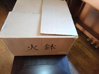 木枠付きの火鉢（蓋あり）