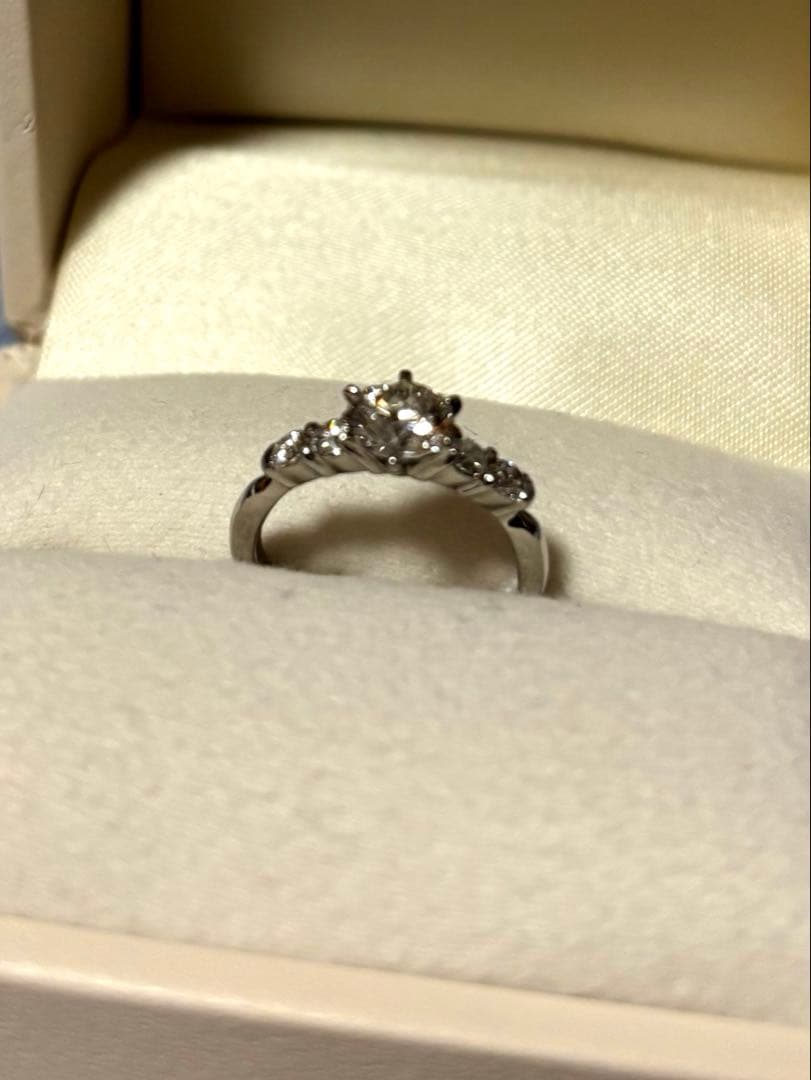 指輪 センターのダイヤのみ0.752ct 鑑定書付 6.5号ぐらいダイヤ5個